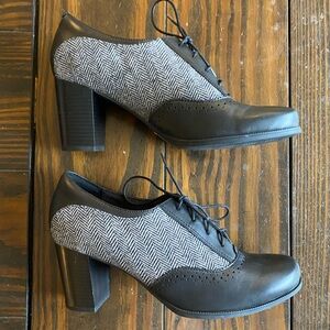 Clark’s Claeson Pearl Block Heel Oxfords 10M